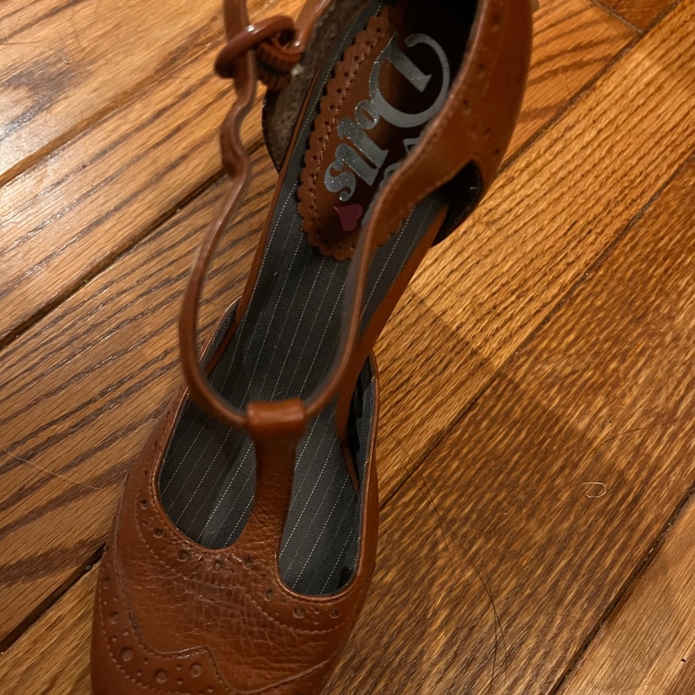 Block heel shoes